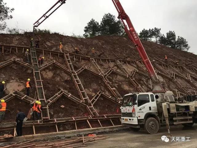 攪拌泵車道路護坡施工